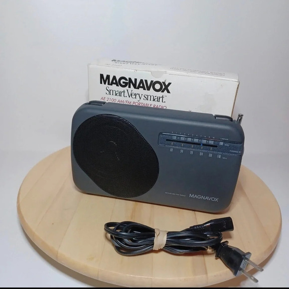 MAGNAVOX SMART VERY SMART AE2100 AM FM PORTABLE RADIO NEW WITH OPEN BOX. - Picture 1 of 5